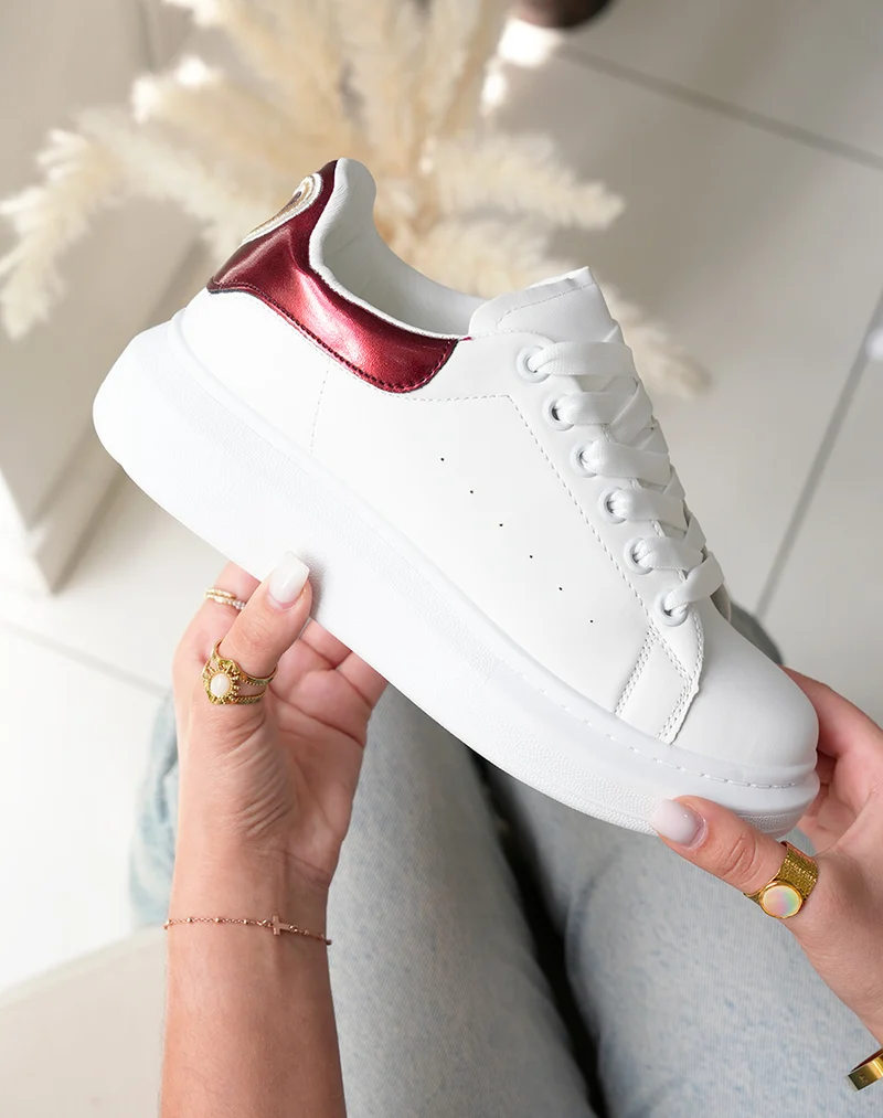 Baskets femme blanches tendance avec empiècement bordeaux irisé et détail doré