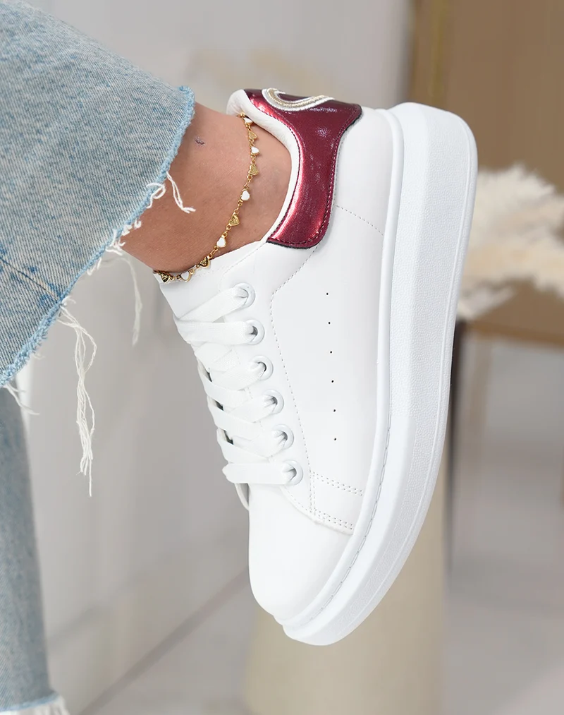 Baskets femme blanches tendance avec empiècement bordeaux irisé et détail doré