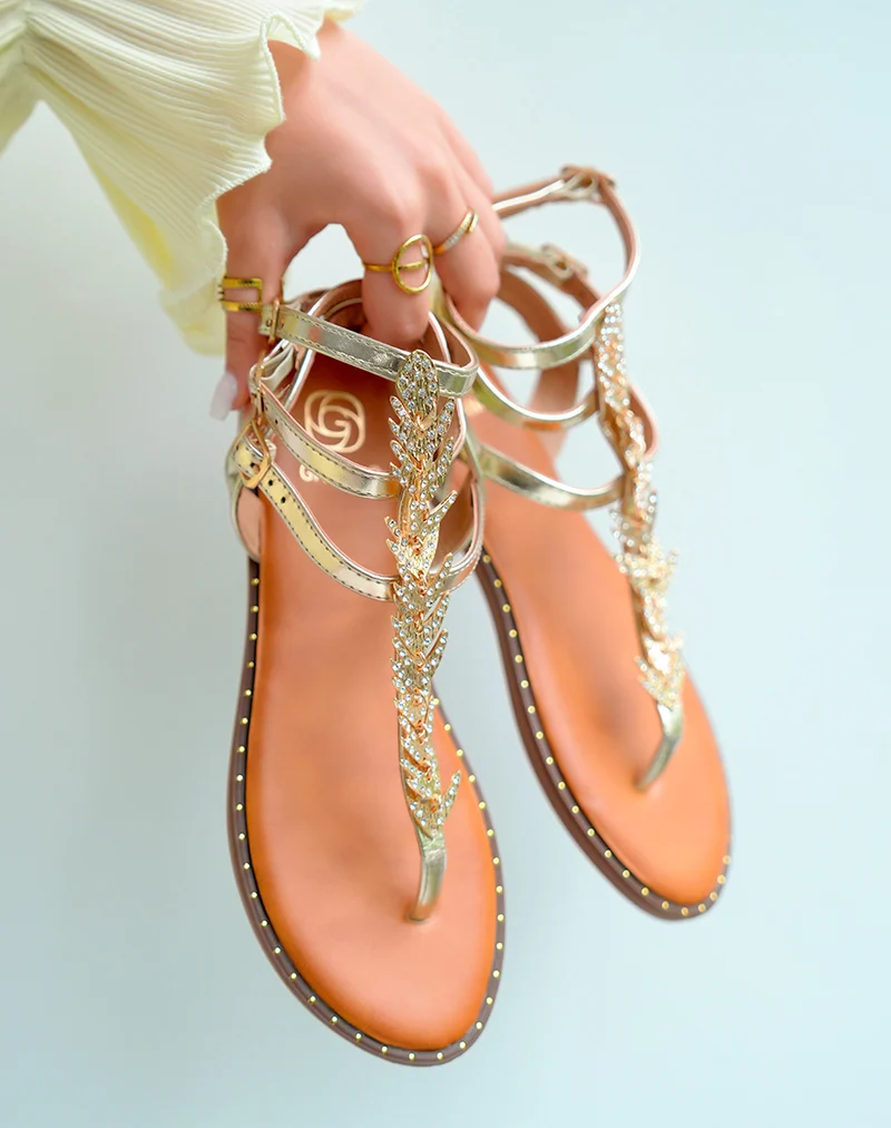 Nu-pieds femme dorés tendance à triple lanière ajustable