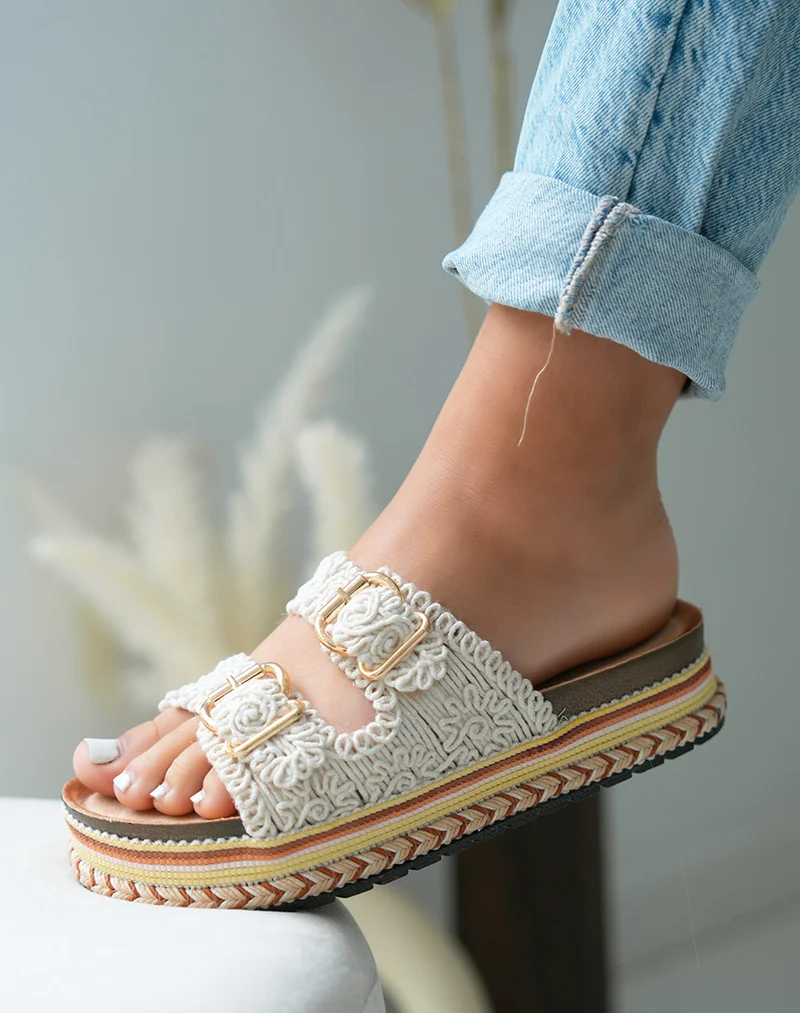 Mules Beige Brodées à Double Sangle et Plateforme Aztèque – Sophistication