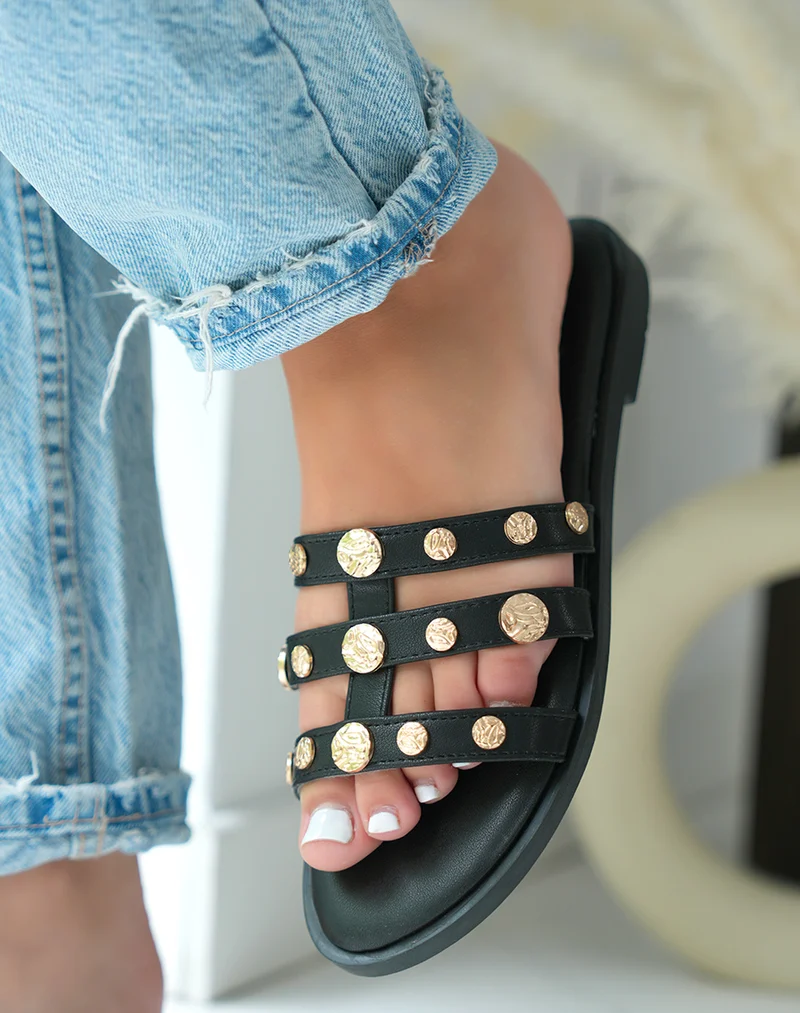 Mules plates femme noires élégantes à triples brides avec bijoux dorés