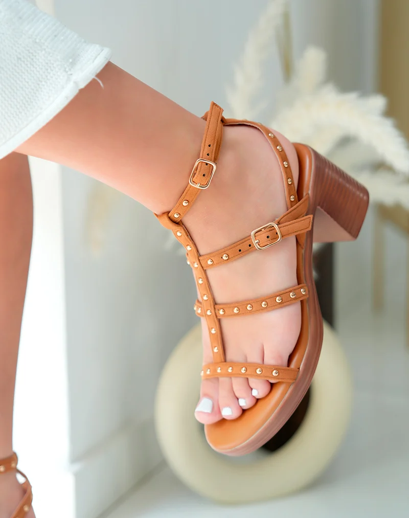 Sandales Femme Camel Suédine à Talon et Brides Cloutées - Élégance Terreuse et Confort Durable