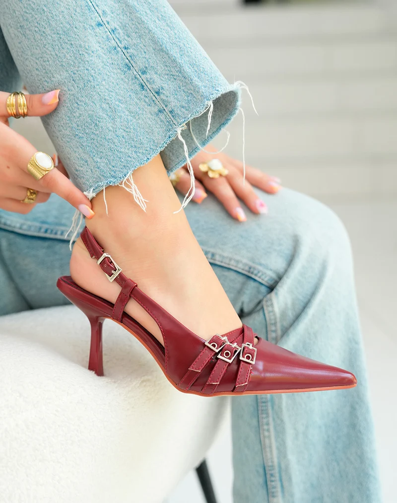 Escarpins bordeaux chic avec triple lanières et bout pointu