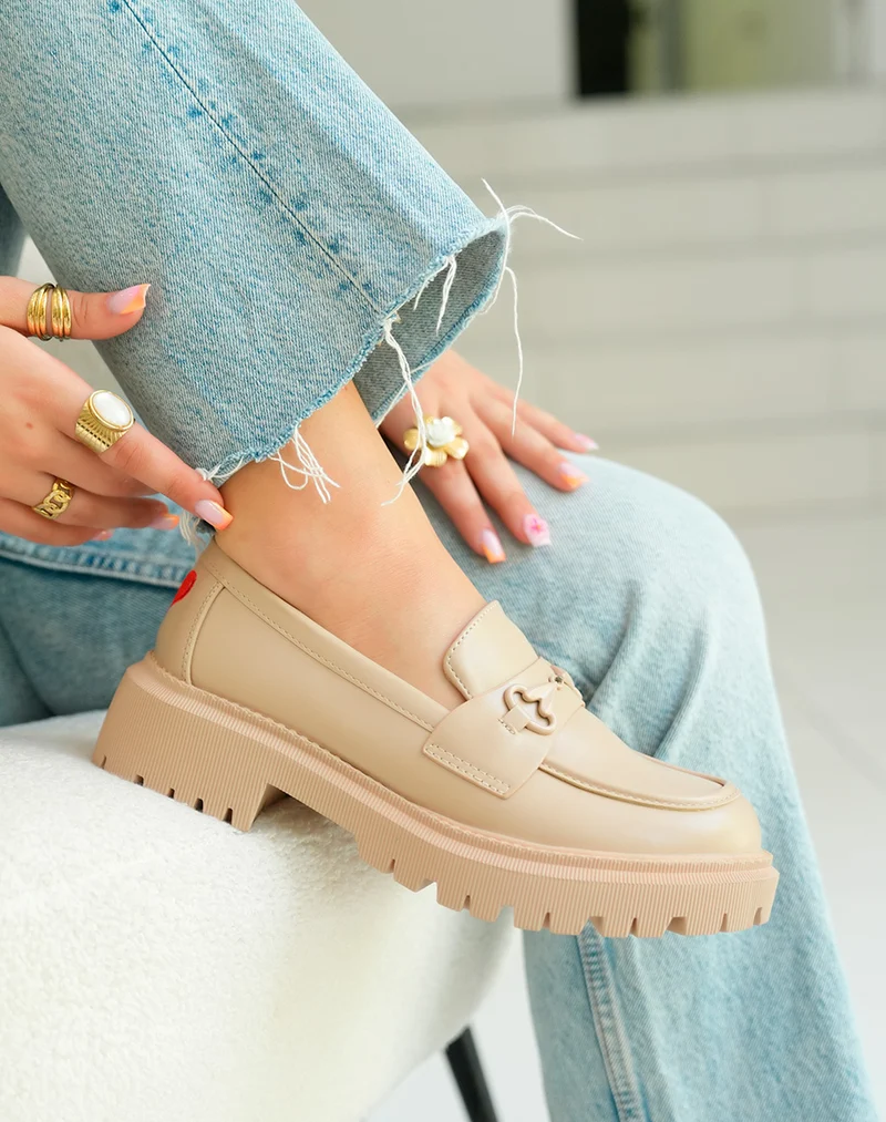 Mocassins beige foncé tendance avec coeur rouge et plateforme crantée