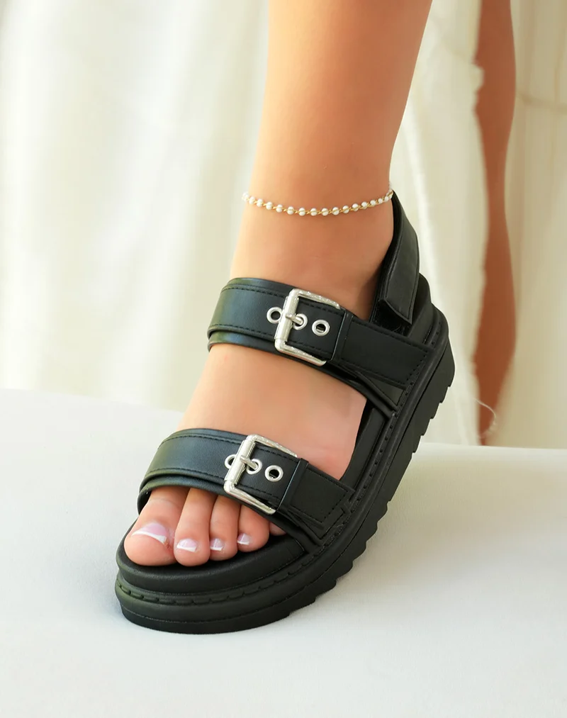 Sandales plateforme noires avec double brides pour un style urbain audacieux