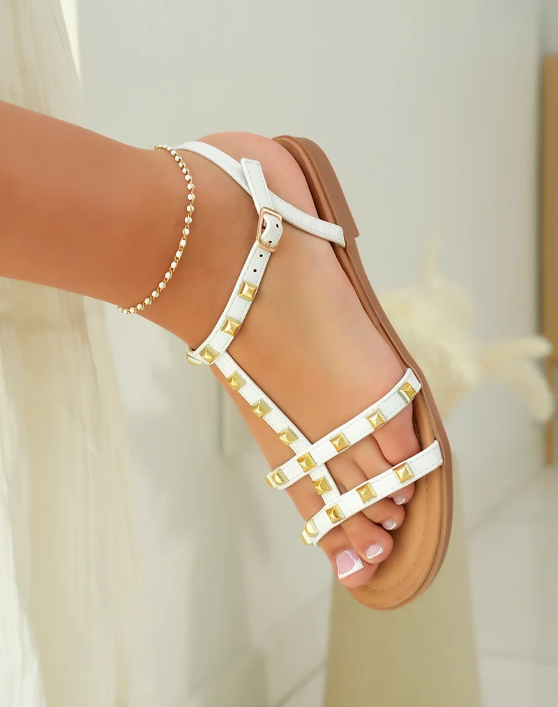 Sandales femme blanches ornées de bijoux dorés pour une touche d'élégance
