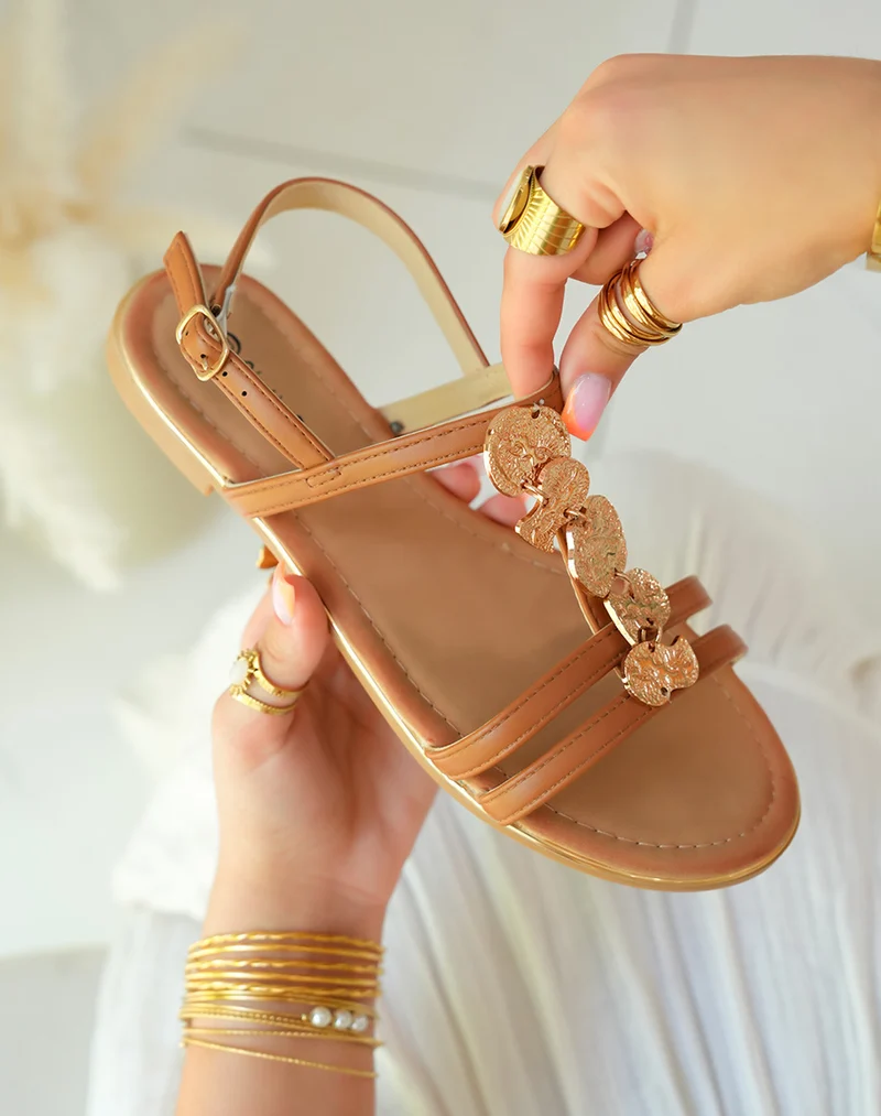 Nu-pieds femme camel ornés de bijoux dorés pour une élégance estivale
