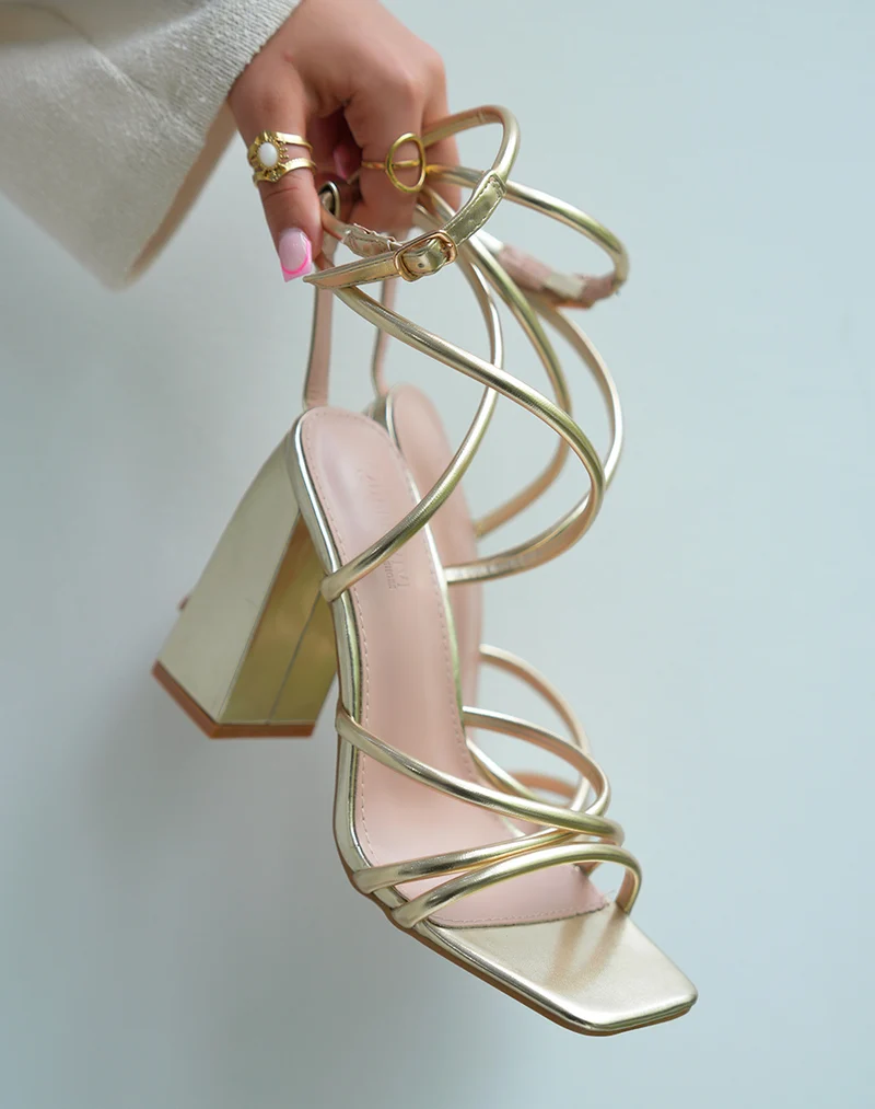 Sandales à talons femme dorées élégantes avec brides fines et talon carré
