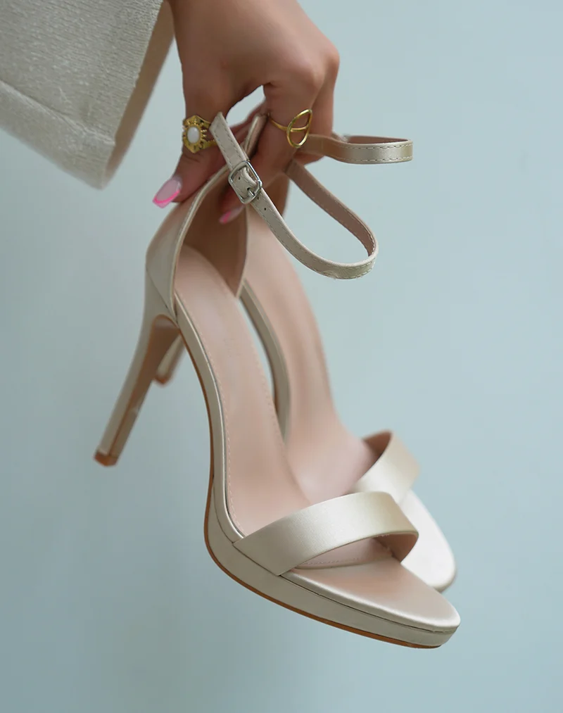 Sandales à talons femme satin beige élégantes avec talon aiguille