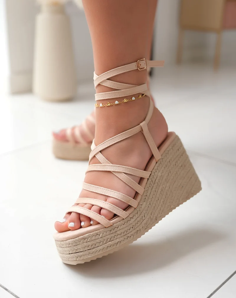 Sandales en suédine beige compensés en corde avec multiples lanières