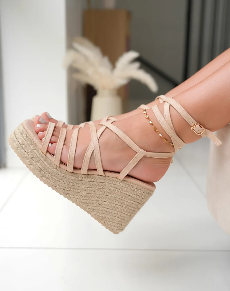 Sandales en suédine beige compensés en corde avec multiples lanières