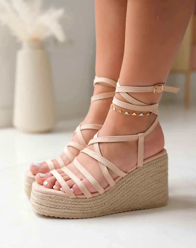 Sandales en suédine beige compensés en corde avec multiples lanières