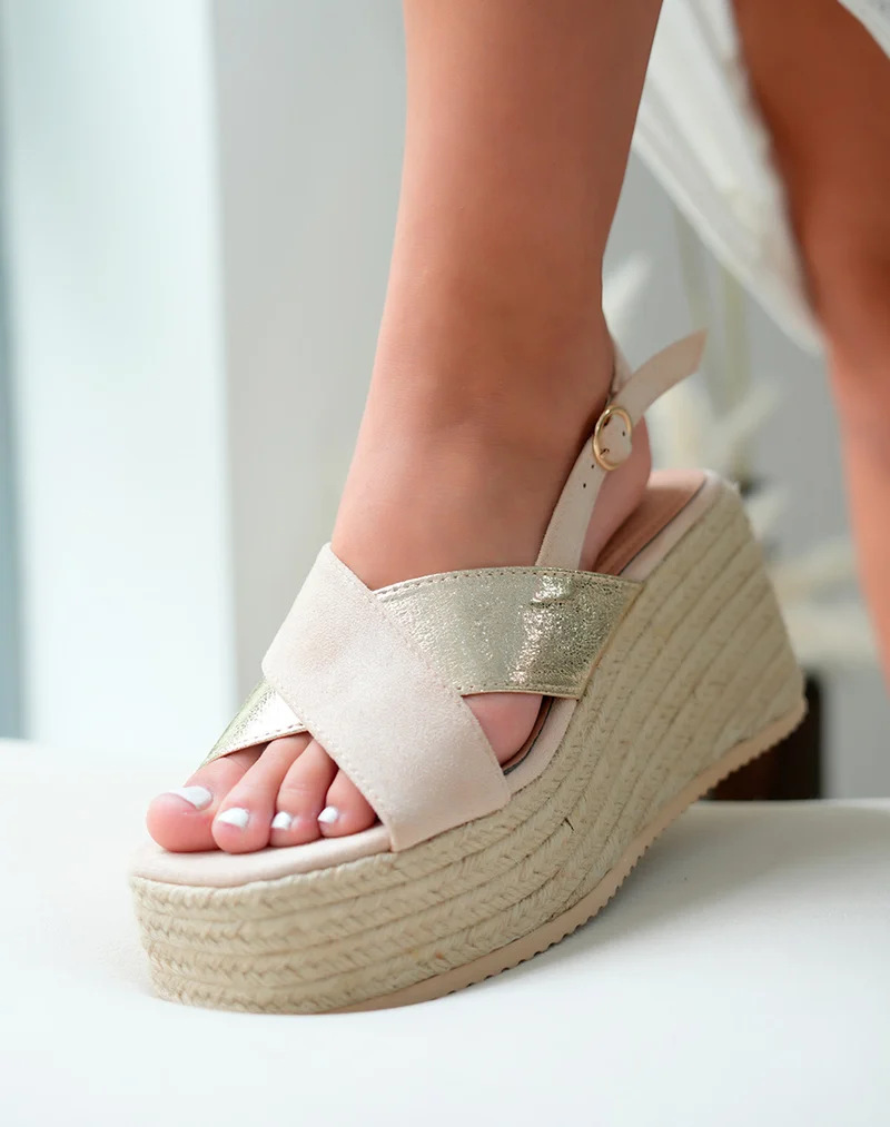 Sandales en suédine beige compensés en corde avec détail dorée