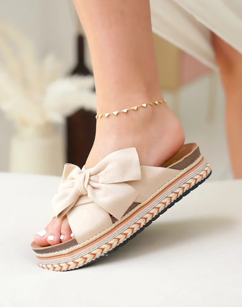 Mules en suédine beige à plateforme épaisse et détail brodé