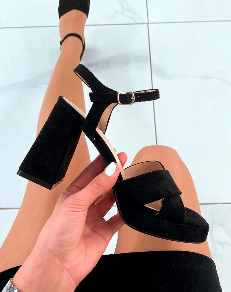 Sandales en suédine noire à plateforme et brides croisées