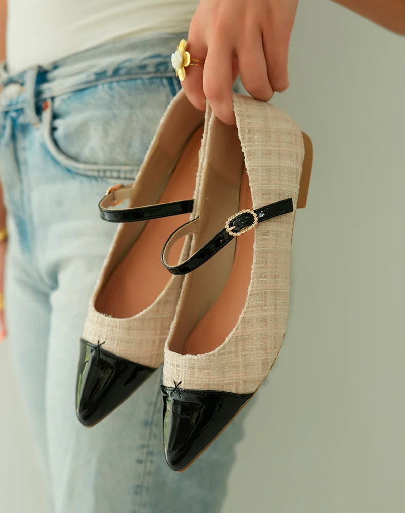 Ballerines élégantes en tweed beige avec bout pointu verni et boucle strassée