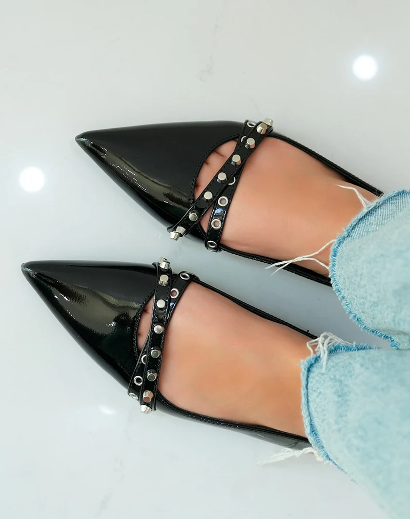 Ballerines pointues noires avec lanières cloutées pour un style audacieux