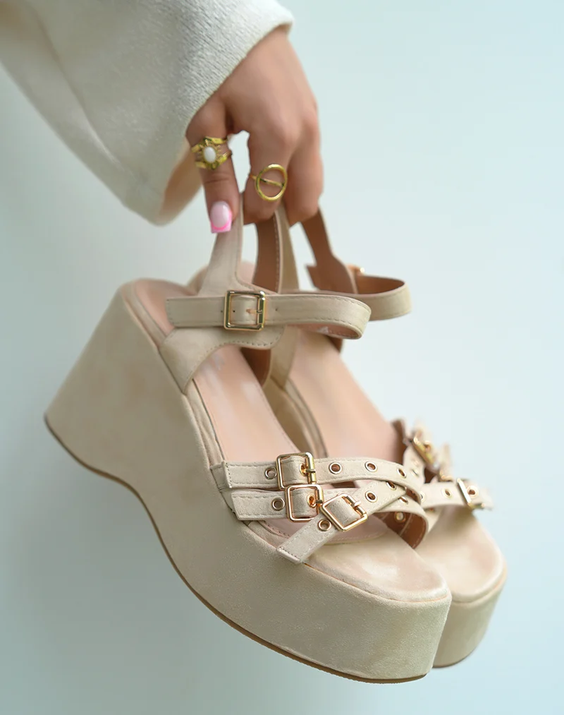 Sandales plateforme femme beige tendance avec lanières cloutées