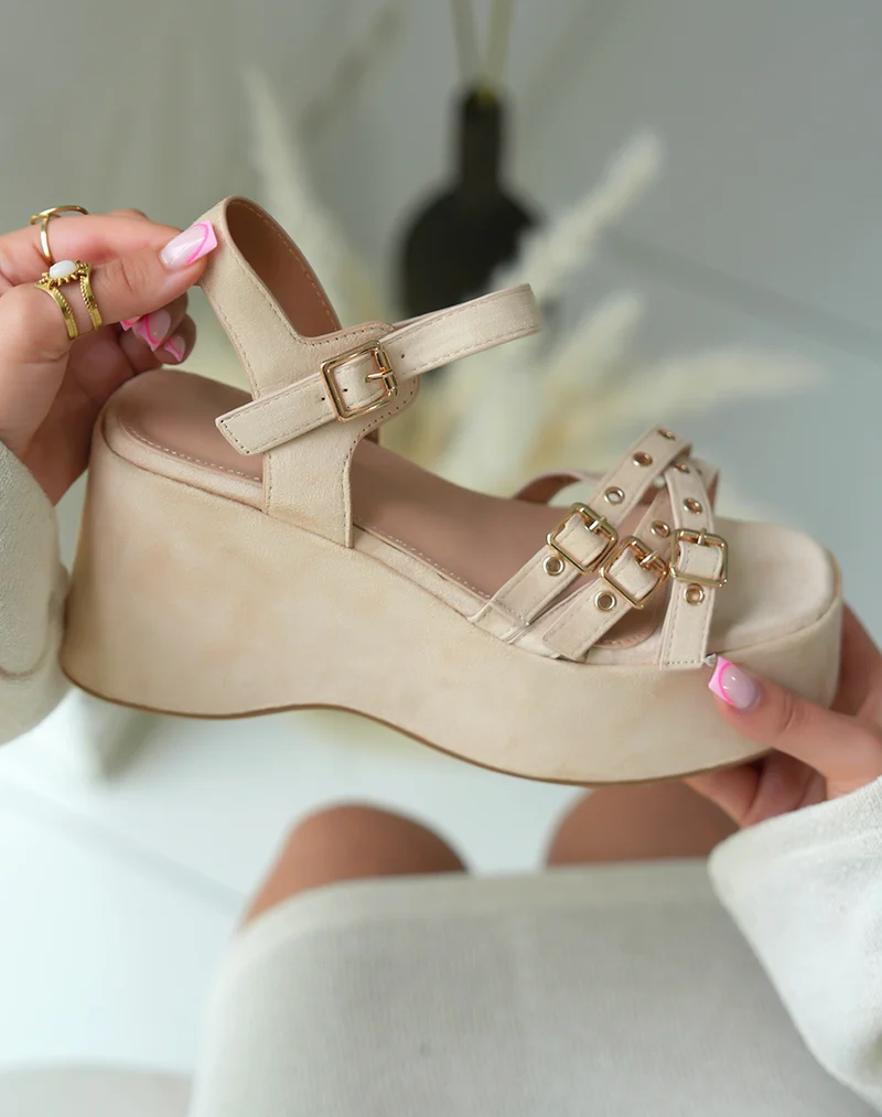 Sandales plateforme femme beige tendance avec lanières cloutées