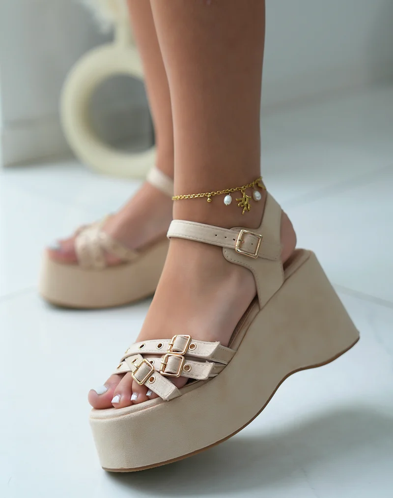 Sandales plateforme femme beige tendance avec lanières cloutées