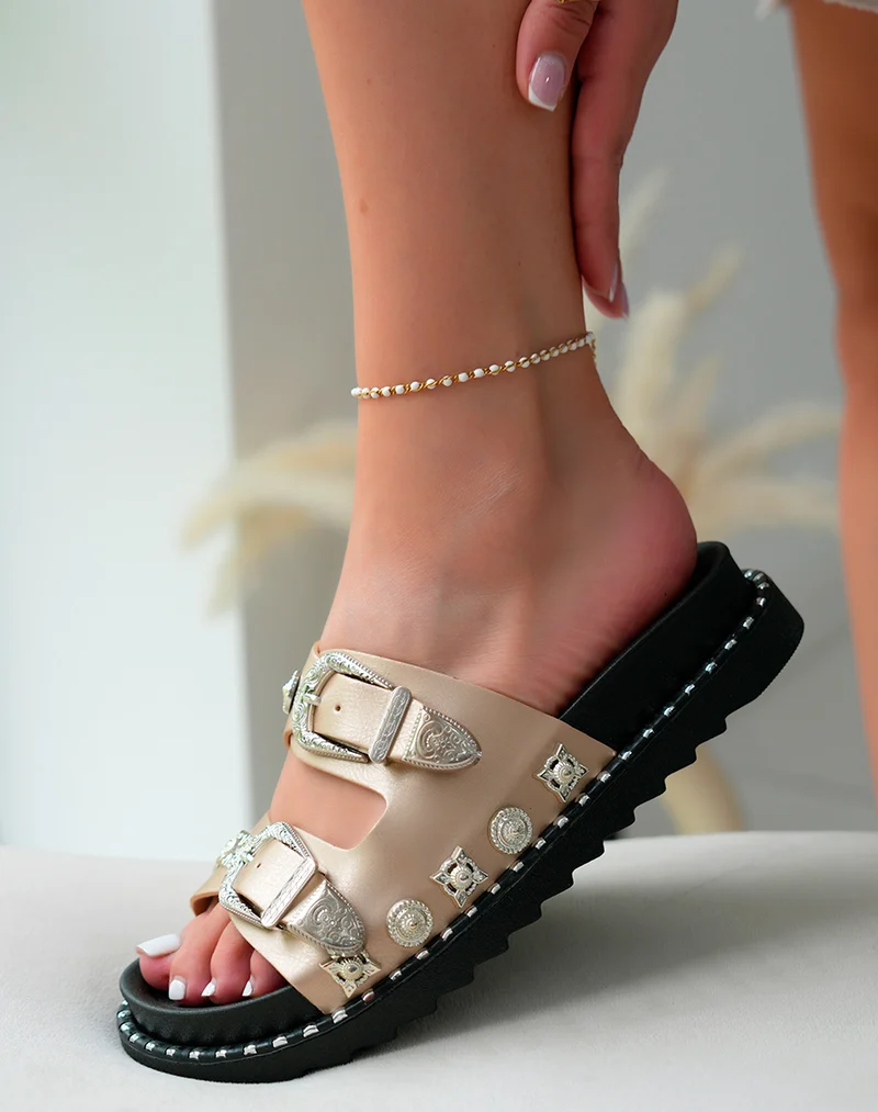 Mules Femme Dorées Métallisées à Sangles Bijoux Argentées et Plateforme Cloutée