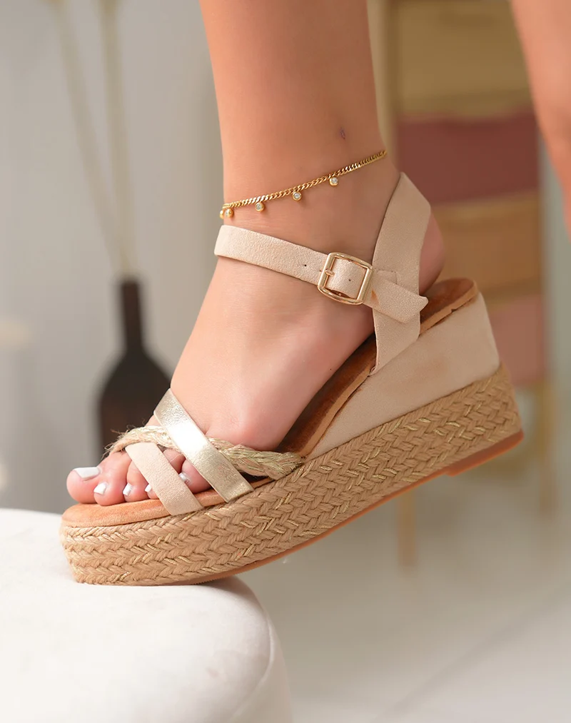 Sandales Femme Compensées en Suédine Beige et Lanières Dorées Grainées