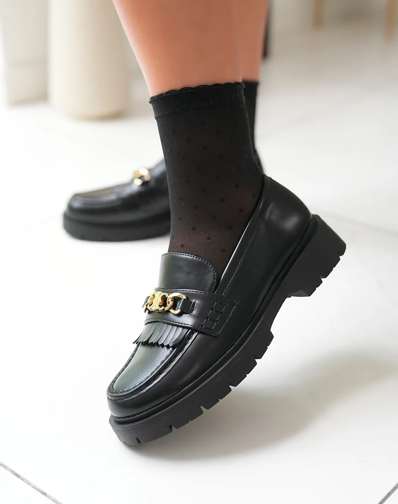 Mocassins noires tendance à détail dorée et semelle épaisse crantée
