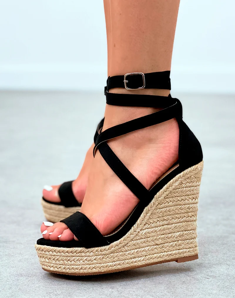 Sandales en suédines noires à talons compensés avec bride avant
