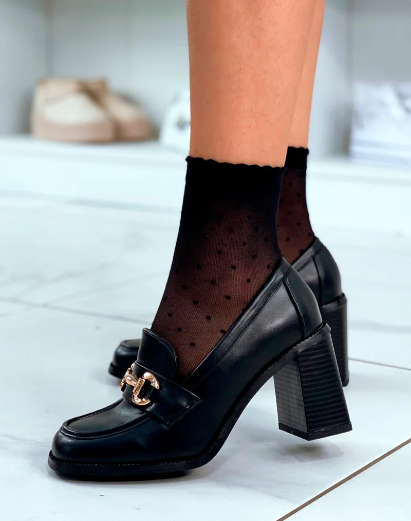 Mocassins noires à talon carré avec détail doré