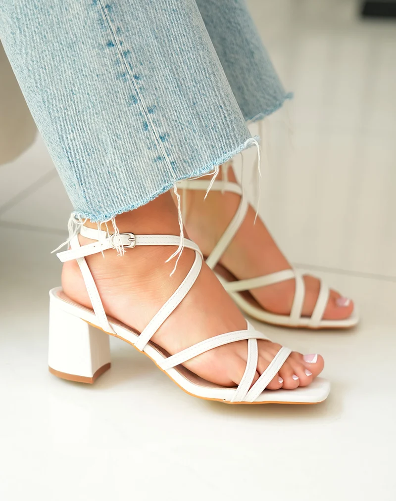Sandales à petit talon blanches à brides entrecroisées