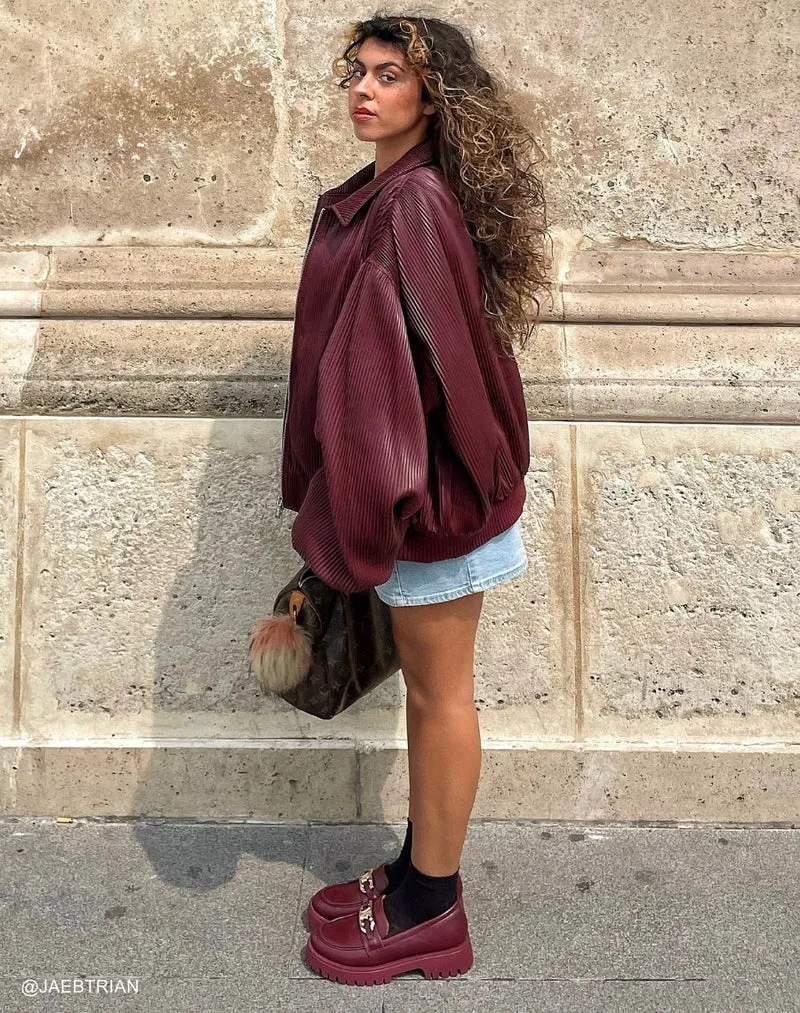 Mocassins bordeaux élégants avec bijou doré et plateforme audacieuse