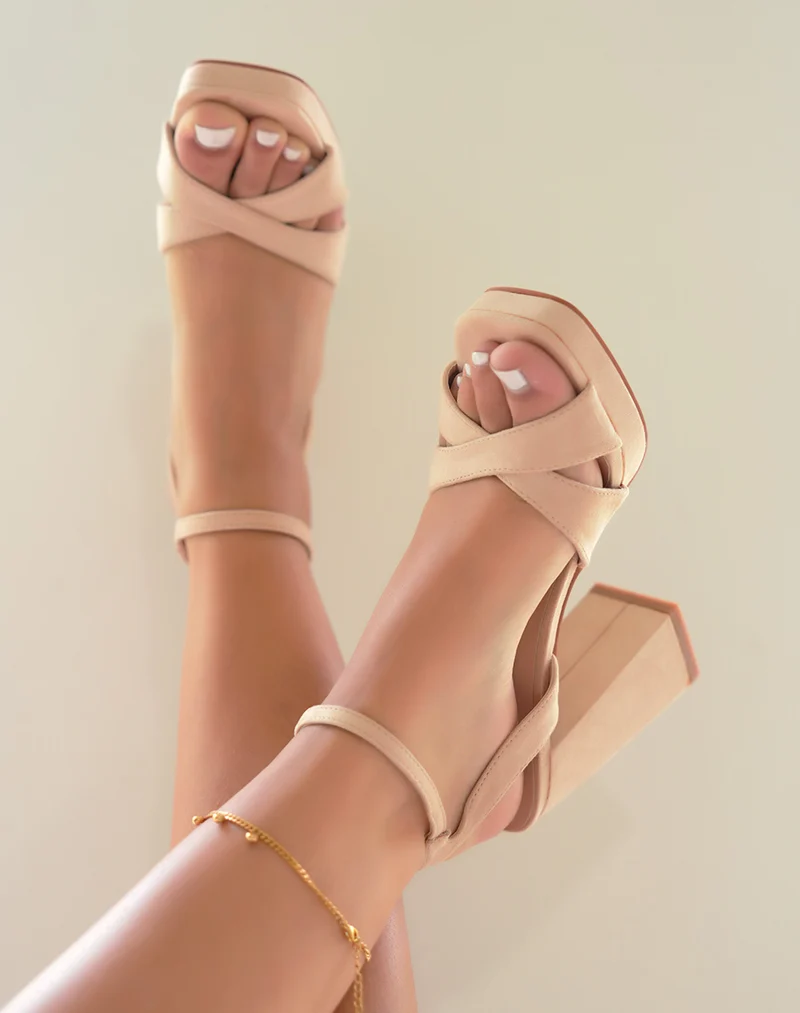Sandales à talons en suédine beige à brides croisées