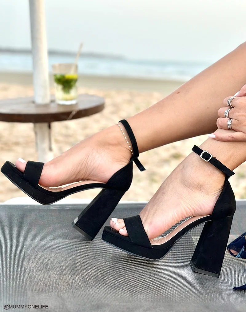 Sandales à talon en suédine noire avec plateforme