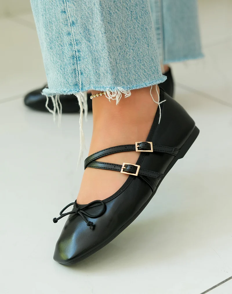 Ballerines noires sophistiquées avec double lanière et noeud délicat