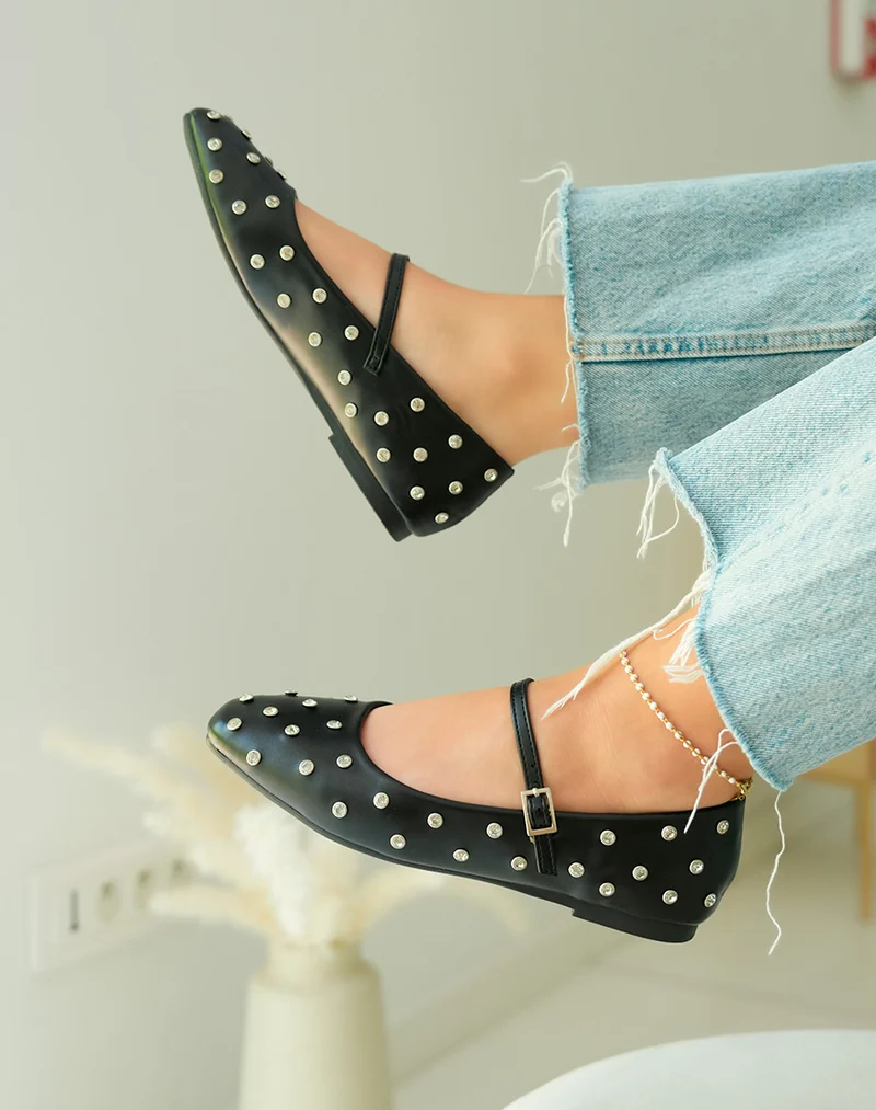 Ballerines noires ornées de clous strassés pour une touche d'éclat