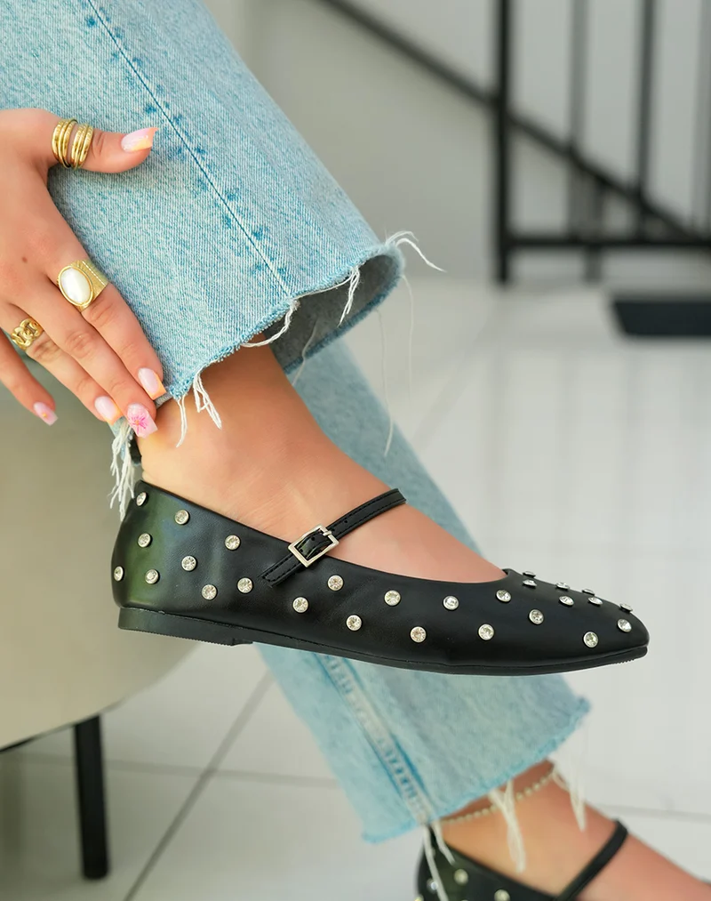 Ballerines noires ornées de clous strassés pour une touche d'éclat