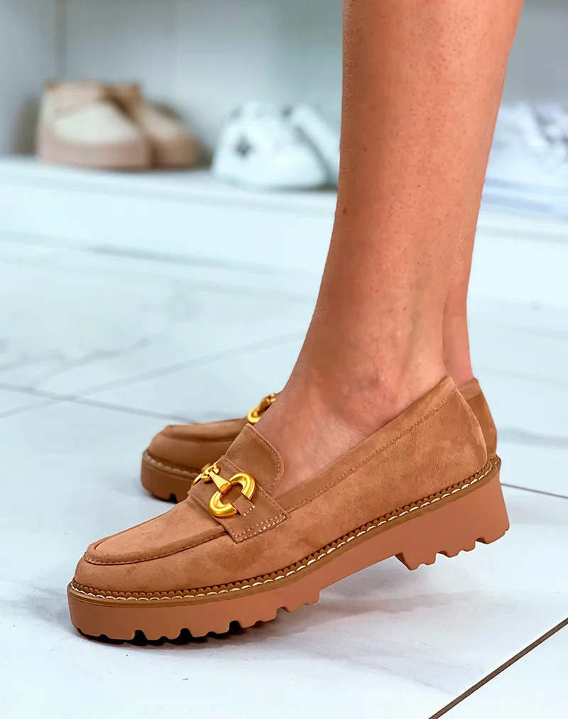 Mocassins en suédine beige foncé avec détail doré mat
