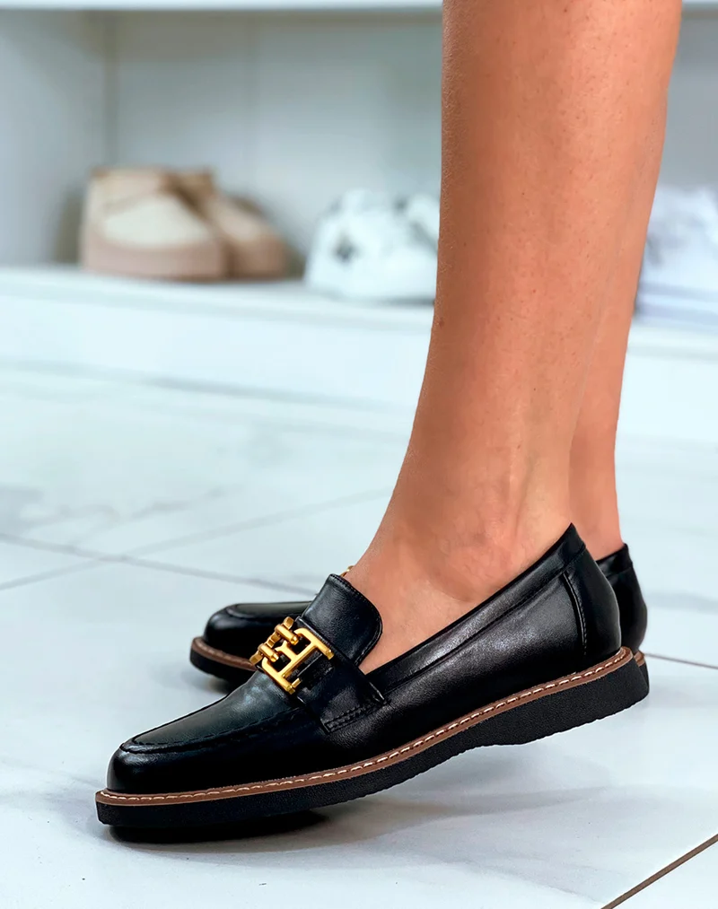 Mocassins noires avec détails dorés mat pour femme