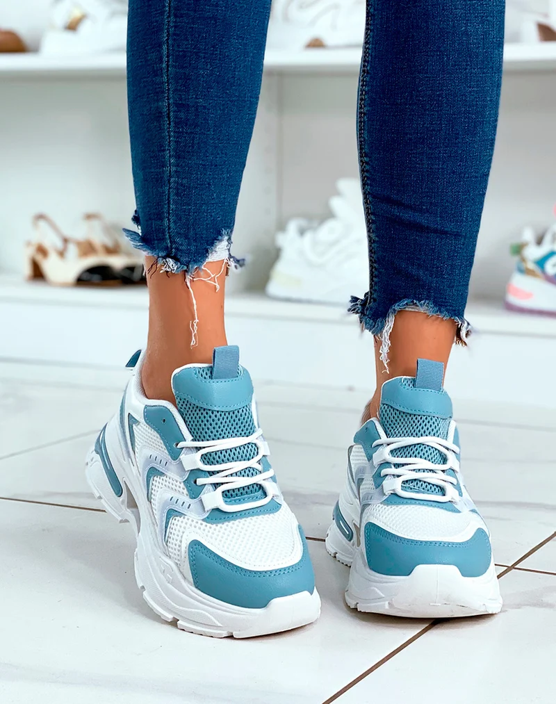 Baskets blancs et bleus aux multiples détails originaux