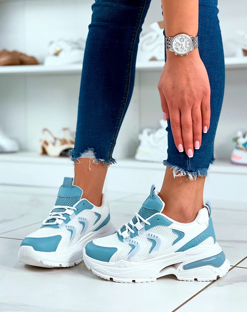 Baskets blancs et bleus aux multiples détails originaux
