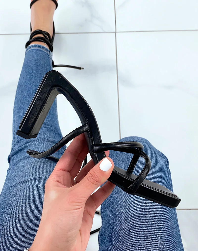 Sandales noires avec talons rectangulaires et bouts carrés