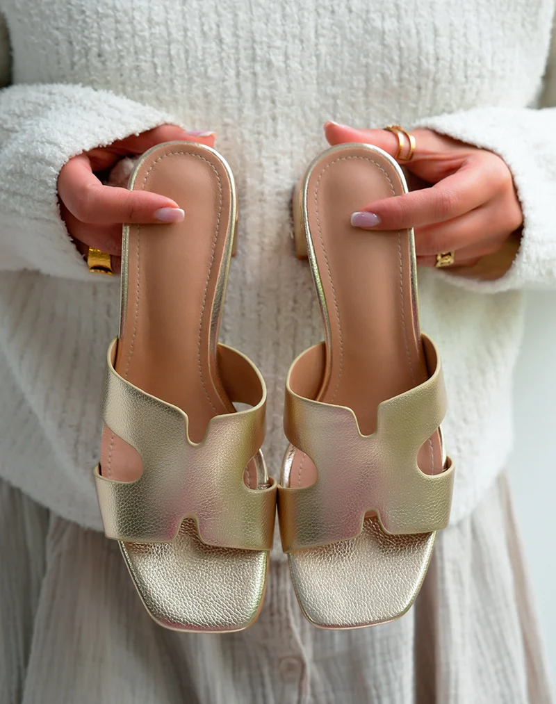 Mules Femme Doré à Petit Talon Carré et Brides Entrecroisées – Élégance et Lumineux