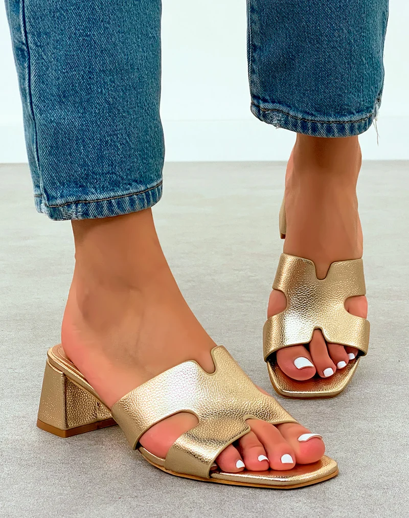 Mules Femme Doré à Petit Talon Carré et Brides Entrecroisées – Élégance et Lumineux