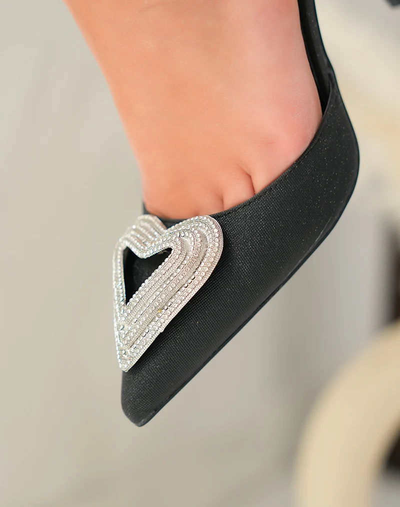 Escarpins brillants noirs à bride ajustable et à détail bijoux coeur en strass
