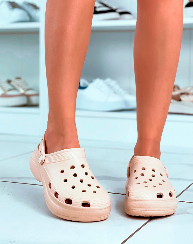 Sabots ventilés ajouré beiges à bride arrière