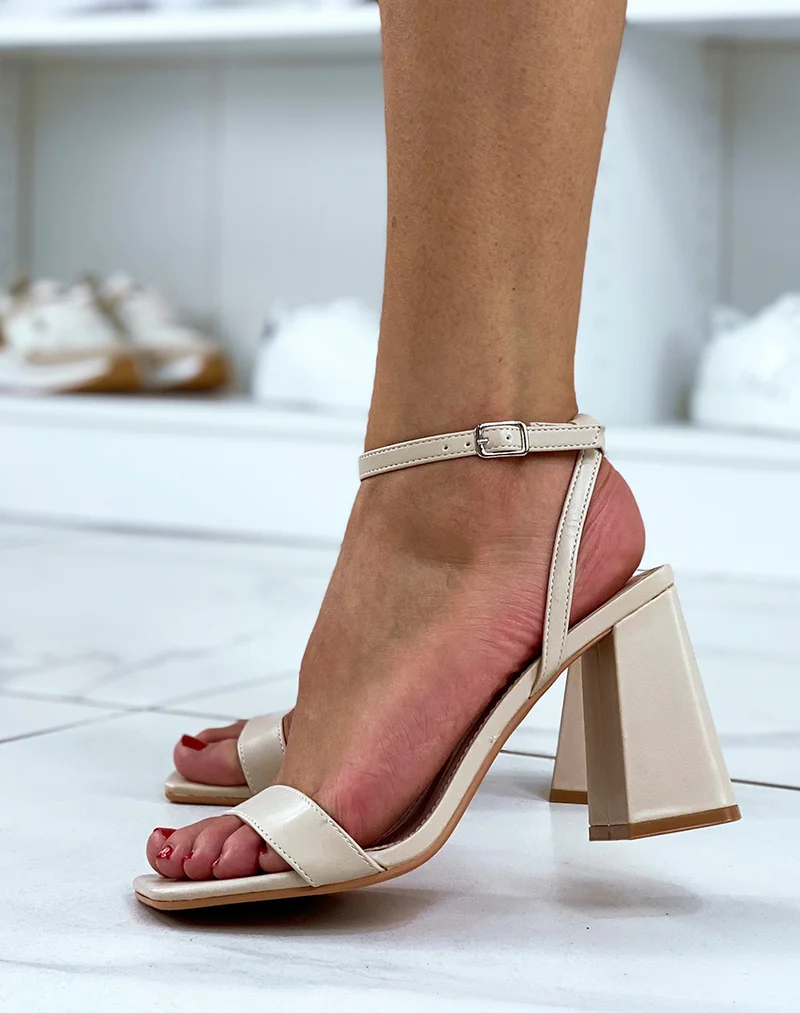 Sandales à talons beiges avec talons épais et bride ajustable