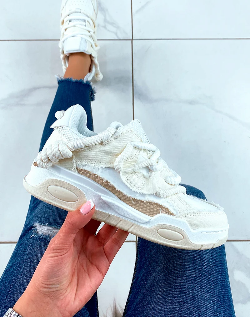 Baskets blanc et beige à lacet épais et à effet jean déchiré