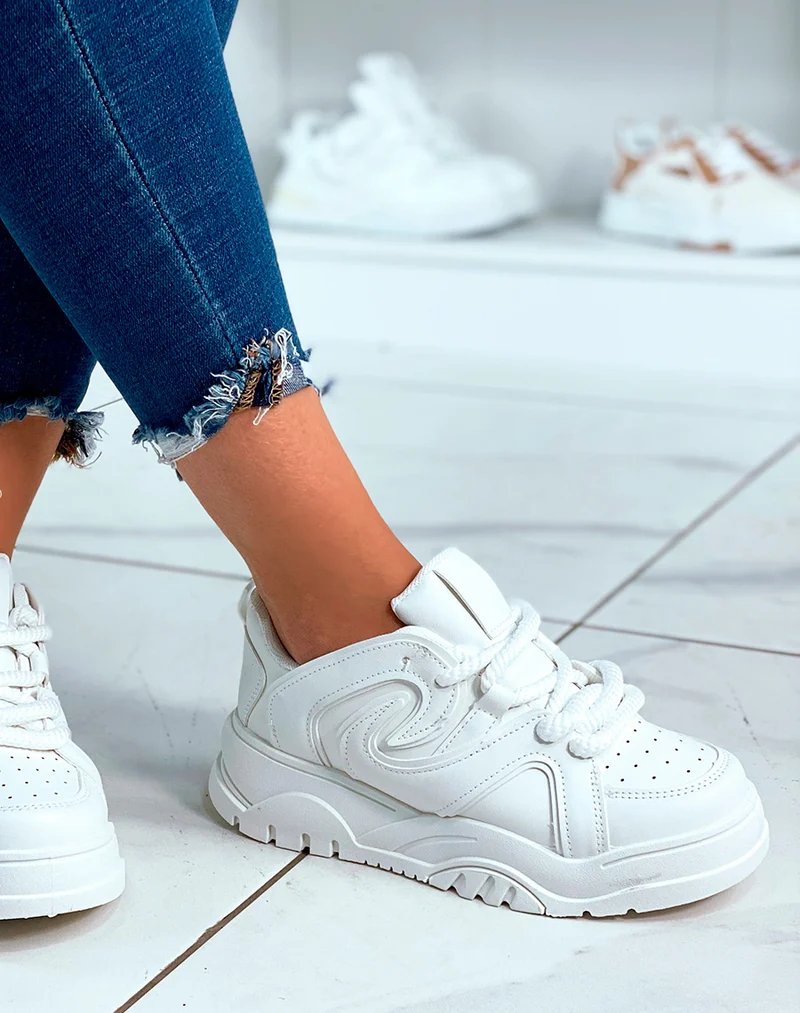 Baskets blanches tendance à empiècement