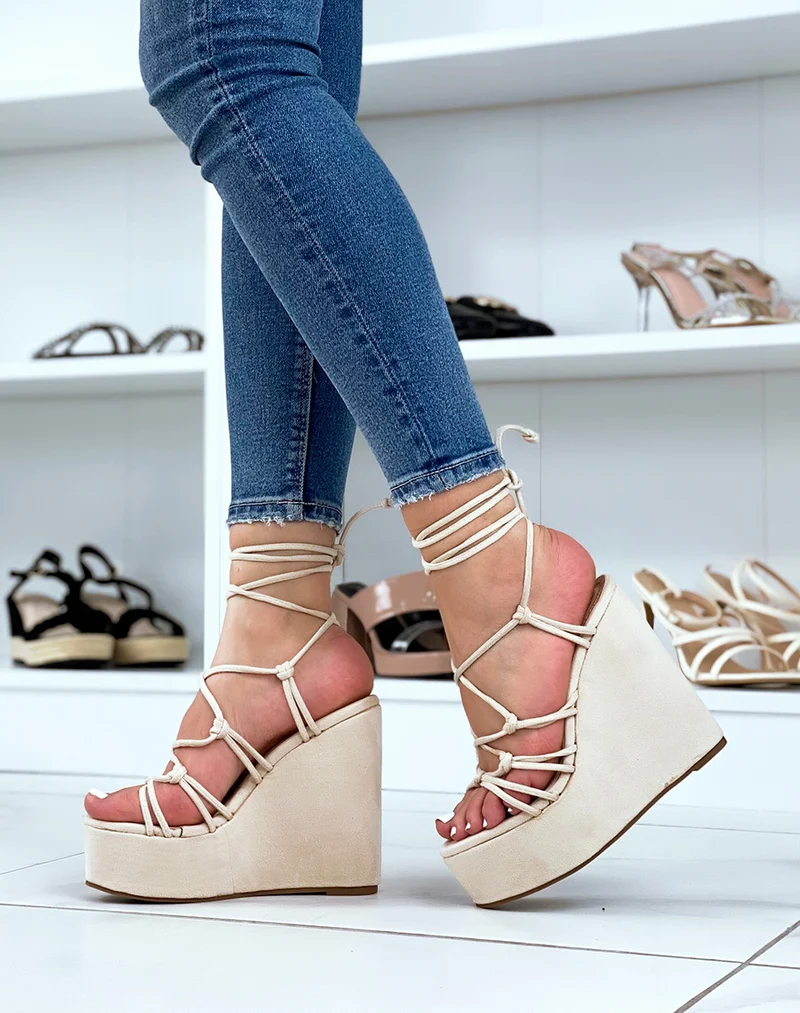 Compensées beige en suédine à fine lanières nouées et lacets