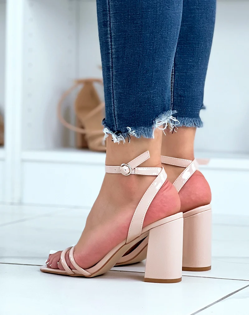 Sandales vernies beiges à double fines brides avant à talon
